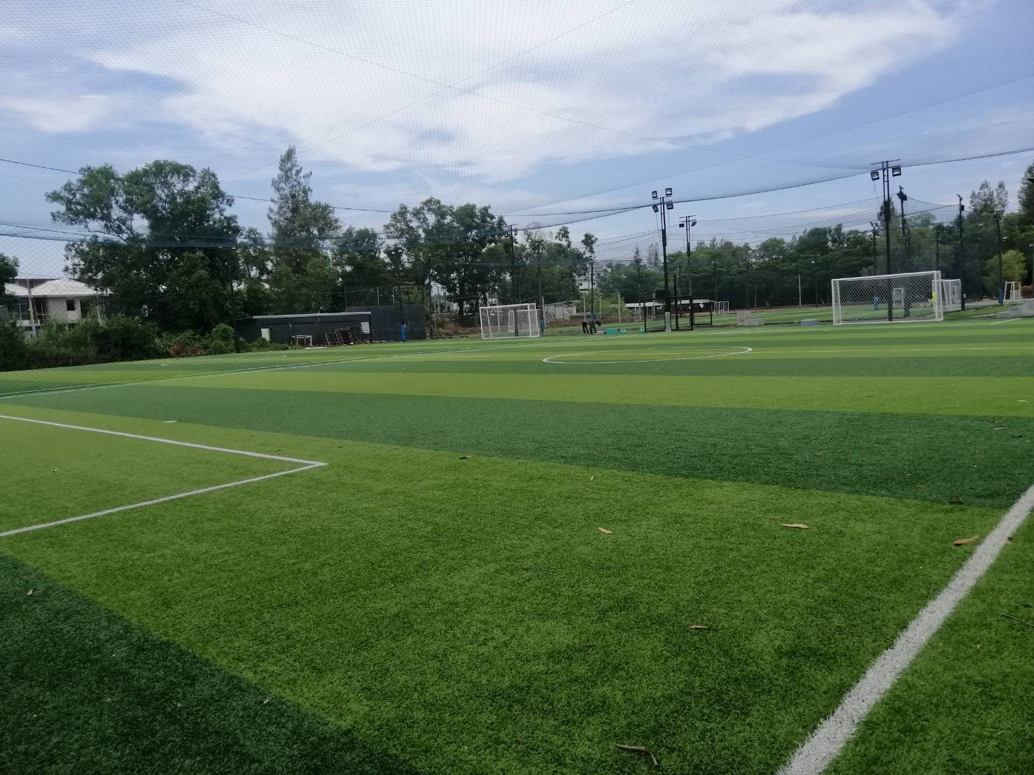 6. สนามกีฬาฟุตบอลหญ้าเทียมแกรนด์อารีน่าโบ๊ทพลาซ่า